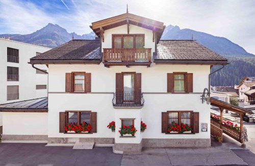 Engadin Scoul Hotel | Pet-Friendly Retreat at Garni Alpenrose - Grusaida