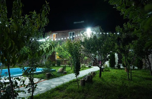 Garni House | Family-Friendly Garni House B&B with Pool & Breakfast