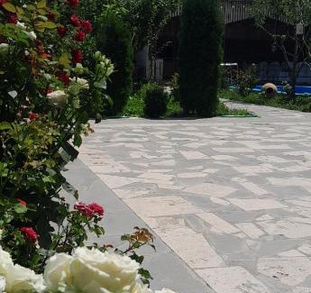 Garni House | Family-Friendly Garni House B&B with Pool & Breakfast