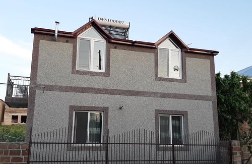 Garni House | Family-Friendly Garni House B&B with Pool & Breakfast