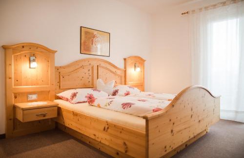 Schenna Hotel | Pet-Friendly Garni Georgenhöhe with Pool & Child Amenities