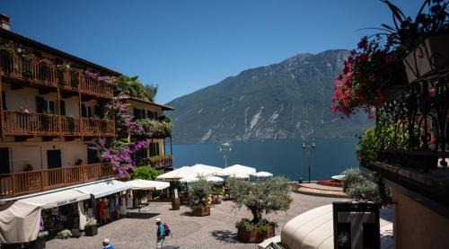 Limone sul Garda Hotel | Garni Gianmartin: Oceanfront Gem with Top-Rated Amenities