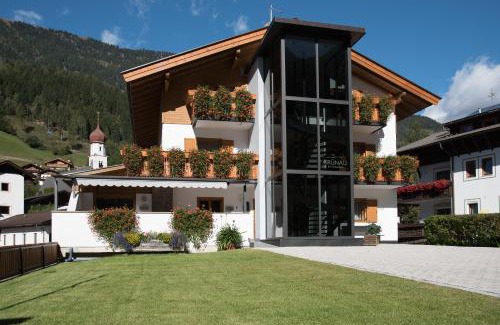 San Martino in Passiria Hotel | Guest Rated Garni Grünau: Pet-Friendly with Breakfast Included