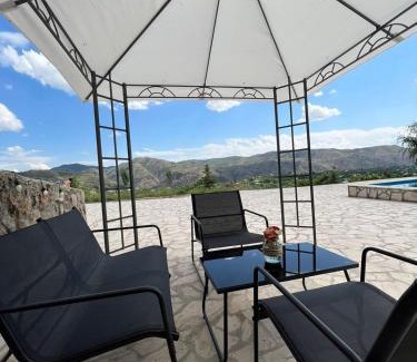 Garni Villa | Inviting Garni Hills: Pet-Friendly Retreat with Pool Access