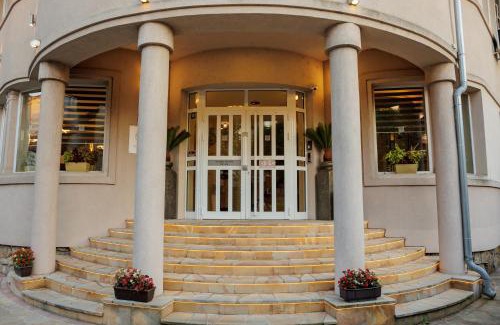 Krusevac Hotel | Convenient Garni Hotel Biser: Family-Friendly Dining Awaits