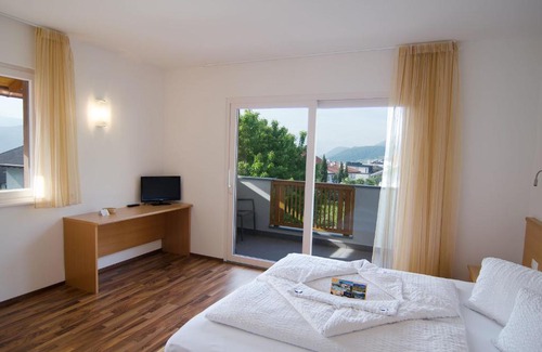 Caldaro Sulla Strada del Vino Hotel | Discover Garni Hotel Peterlinhof: Family-Friendly Retreat