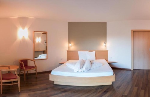 Caldaro Sulla Strada del Vino Hotel | Discover Garni Hotel Peterlinhof: Family-Friendly Retreat