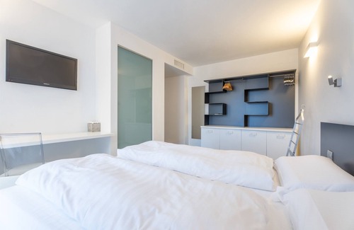 Arco Hotel | Guest Rated 9.8: Garnì On The Rock with Spa & Hot Tub