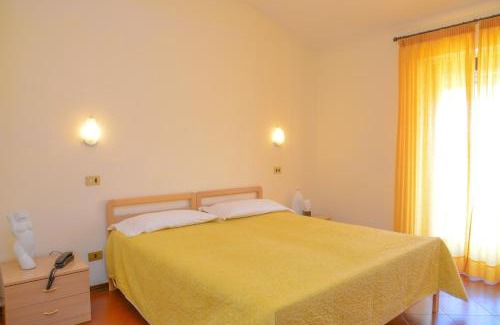 Torri del Benaco Hotel | Discover Garni Onda: Pet Friendly with Breakfast & Hot Tub