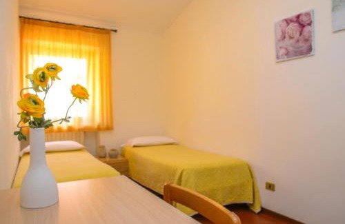 Torri del Benaco Hotel | Discover Garni Onda: Pet Friendly with Breakfast & Hot Tub