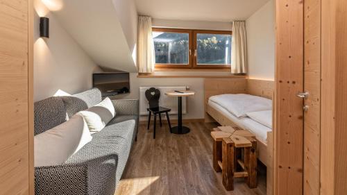Gudon House | Garni Pramstrahler: Oceanfront Retreat with Pool & Dining