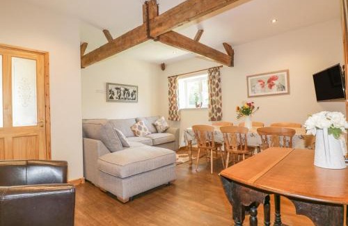 Truro House | Delightful Garras Barn: Child-Friendly Retreat with Great Ratings