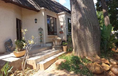 Sinoville House | Relax at Garrett Guest House - 4-Star Stay with Pool & Dining