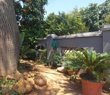 Sinoville House | Relax at Garrett Guest House - 4-Star Stay with Pool & Dining