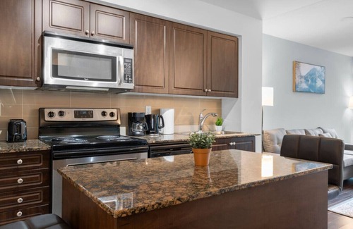 Fort York Hotel | Garrison Commons - Free Parking - Pool - Gym