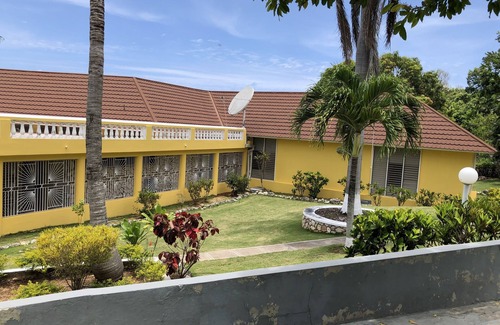 Runaway Bay Villa | Explore 'Garryowen': A Hilltop Villa with Breakfast Included