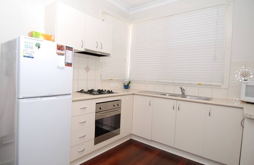 Coolbellup House | Garry's Cottage: Your Ideal Family Retreat with Kitchen