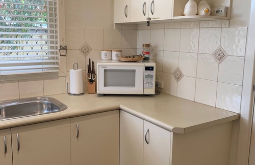 Coolbellup House | Garry's Cottage: Your Ideal Family Retreat with Kitchen