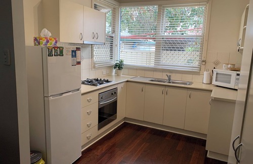 Coolbellup House | Garry's Cottage: Your Ideal Family Retreat with Kitchen