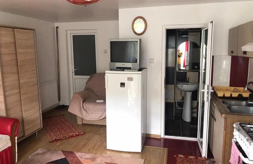 Prajila Apartment | Cozy Garsoniera Lazaroiu: Perfect for Families on a Budget
