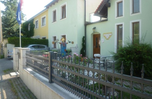 Hirschstetten Apartment | Relaxing Retreat at Gartenpension Prosl - Guest Rated 9/10