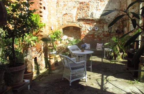 Berge Bed & Breakfast | Discover Gartenzimmer im Schloss Neuhausen: Family-Friendly Stay