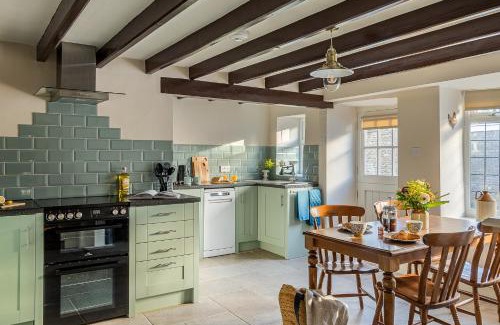 Potter Brompton House | Pet-Friendly Garth Cottage in West Ayton - 4-Star Retreat