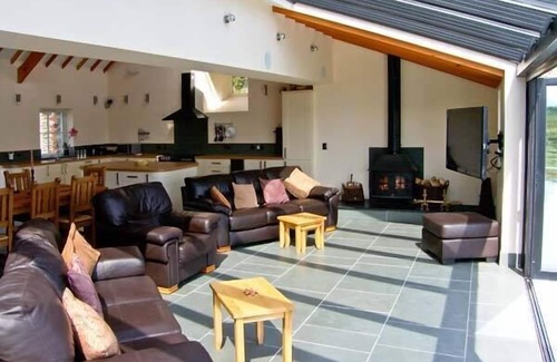 Porthmadog Cottage | Cozy Garth Morthin the Barn: Pet-Friendly Retreat in Porthmadog