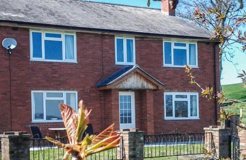 Oswestry House | Guest Rated 10/10 Garth Ucha with Hot Tub & Family Fun