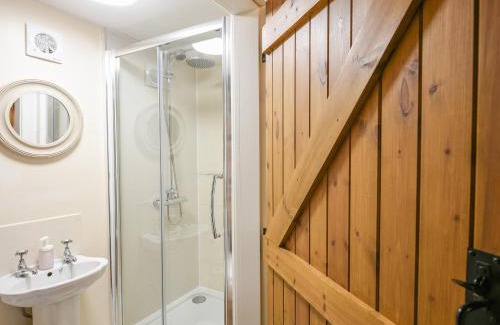 Oswestry House | Guest Rated 10/10 Garth Ucha with Hot Tub & Family Fun