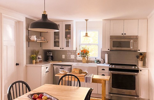 Bridgman House | Discover Gast House Michigan Cottage Near the Beach & Pool