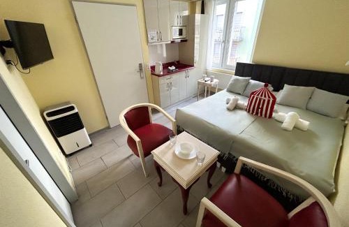 Gewerbeschule House | Cozy Gasthaus 210: Enjoy Breakfast and Dining Delights