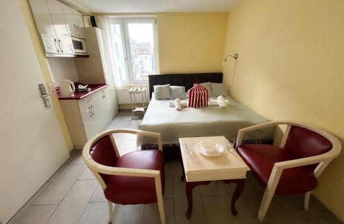 Gewerbeschule House | Cozy Gasthaus 210: Enjoy Breakfast and Dining Delights