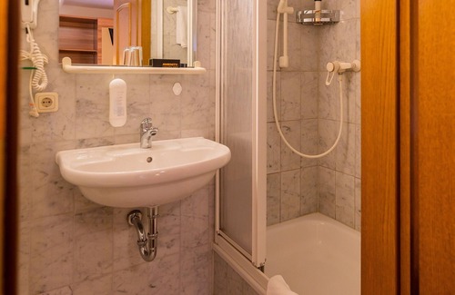 Suhl Hotel | Discover Gasthaus Goldener Hirsch: Rated 9.2 with Great Amenities
