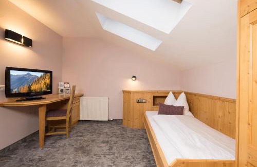 Alpbach House | Discover Gasthaus Jakober: Pet-Friendly with Breakfast