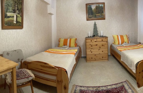 Konigslutter am Elm Hotel | Relax at Gasthaus Katrin: Family-Friendly with Pool & Dining