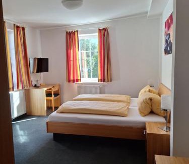 Neukirchen bei Lambach Hotel | Discover Gasthaus Kloibhofer: Family-Friendly Retreat