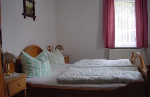 Rudolstadt House | Discover Gast- und Pensions-Haus Hodes: Pet Friendly Retreat