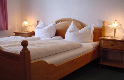 Rudolstadt House | Discover Gast- und Pensions-Haus Hodes: Pet Friendly Retreat