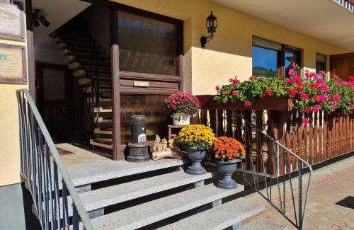 Udersdorf Apartment | Pet-Friendly Retreat at Gasthaus Paula - Rated 9.4/10