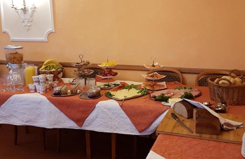 Mittelstrimmig House | Pet-Friendly Gasthaus Pension Zur Buche with Family Amenities