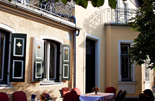Feldafing House | Budget-Friendly Gasthaus Poelt: Pet & Family Friendly Stay