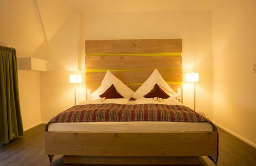 Colmberg House | Cozy Gasthaus Schwarzer Adler: Family-Friendly Dining Awaits