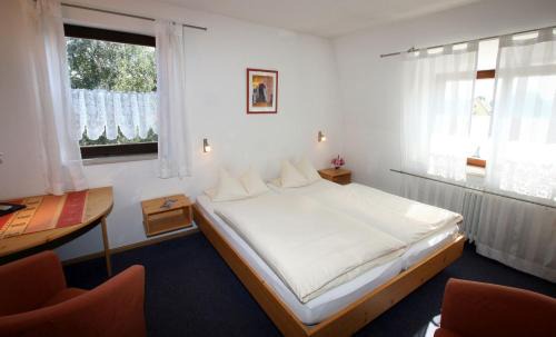 Feuchtwangen Hotel | Charming Gasthaus Sindel-Buckel: Pet-Friendly Retreat