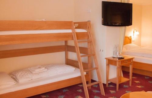 Oberwesel House | Top-Rated Gasthaus Weingut Stahl: Pet-Friendly Retreat