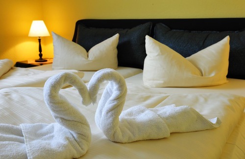 Lubstorf House | Discover Gasthaus Zum Rethberg: Family-Friendly Escape