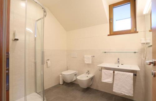 Lazfons Hotel | Discover Gasthaus zum Weissen Kreuz: Pet-Friendly Escape