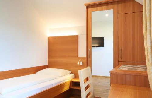 Lazfons Hotel | Discover Gasthaus zum Weissen Kreuz: Pet-Friendly Escape