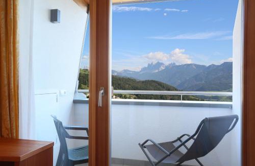 Lazfons Hotel | Discover Gasthaus zum Weissen Kreuz: Pet-Friendly Escape