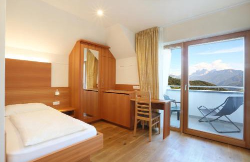 Lazfons Hotel | Discover Gasthaus zum Weissen Kreuz: Pet-Friendly Escape